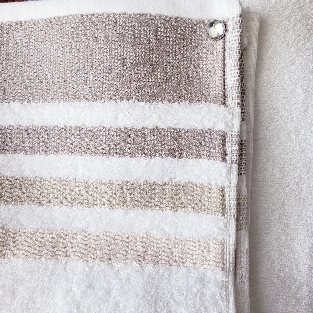 🆒️#0972-A ●New! Beige & White Hang'N'Snap Bath Towel 27x52 🤍Select snap - Picture 4 of 10